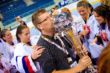 Som Majster sveta a moje dievčatá mi tento pohár vybojovali. Tréner Majsteriek sveta v hokejbale Jaroslav Kolibík, Bratislava 2011, Slovensko